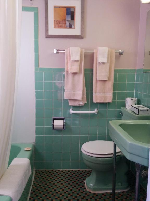 Esquire Motel Halifax Room photo